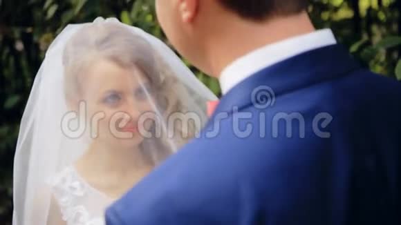 从新娘的脸上摘下面纱视频的预览图
