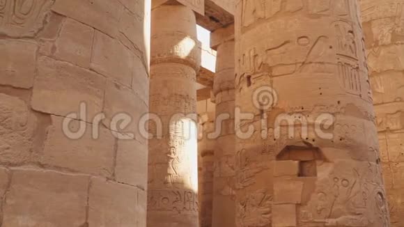 卡尔纳克神庙里有象形文字的柱子卢克索视频的预览图