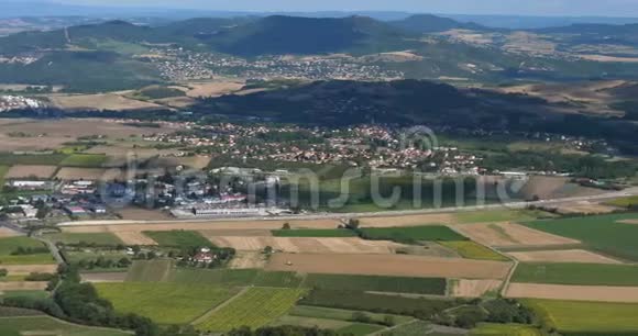 来自法国奥维涅的PuydeDomeGergovie高原的乡村和Gergovie视频的预览图