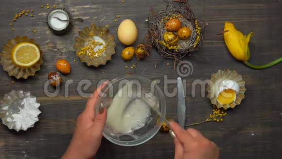 女性的双手用糖粉打蛋清做皇家糖霜视频的预览图