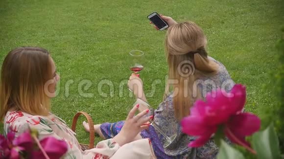 美丽优雅的女人喝红酒在智能手机上拍照享受住在美丽的假日视频的预览图