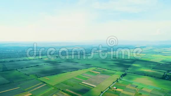 令人叹为观止的农村农业空中镜头云层和阴影席卷景观视频的预览图