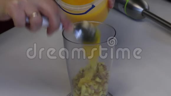 一个男人在搅拌碗里加了一勺蜂蜜碗里放着姜片用蜂蜜煮姜视频的预览图