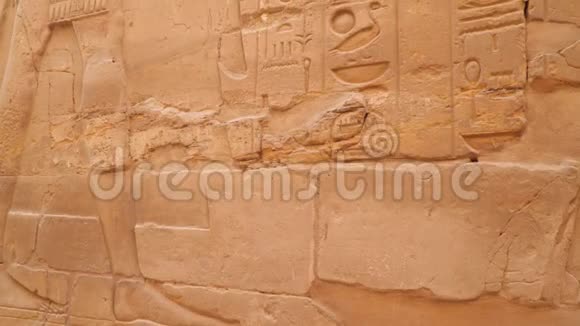 卡尔纳克神庙有象形文字的墙壁卢克索视频的预览图