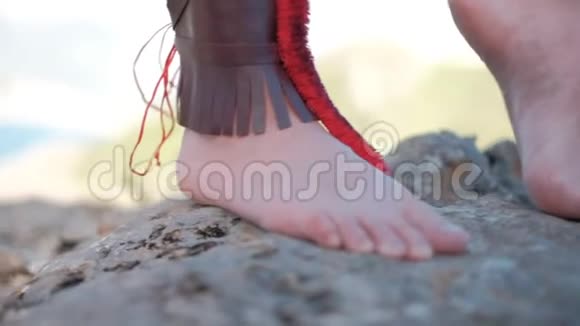 女孩光着脚在岩石上视频的预览图