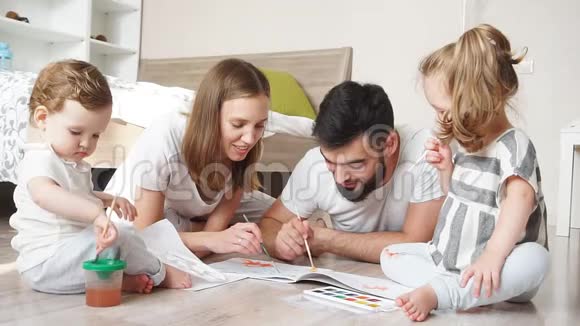 幼儿家长与幼儿一起在纸上画水彩画视频的预览图
