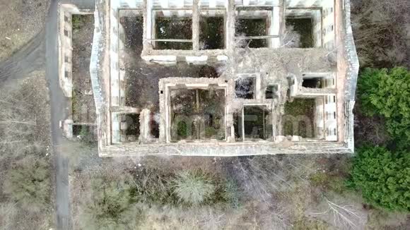 缓慢下降到废弃的豪宅遗址自上而下的无人机视图与放大效果视频的预览图