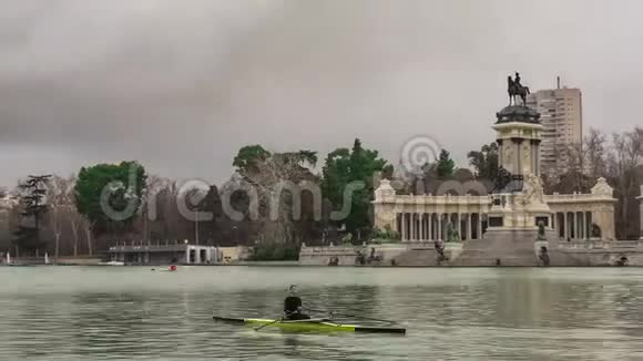 马德里的埃尔雷蒂罗公园在池塘的另一边观赏阿方索十二世雕像旅行概念视频的预览图
