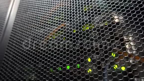 门的服务器机架特写模糊的模糊背景蜂窝组织视频的预览图
