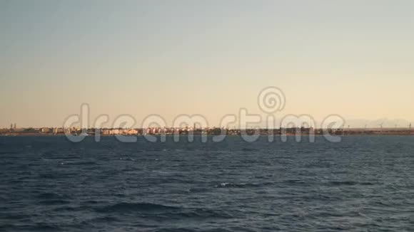 埃及海岸的风力涡轮机晚上时间视频的预览图