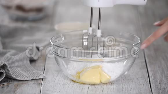 软化黄油与糖粉混合制成奶油做蛋糕视频的预览图