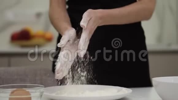 专业女厨师拍拍手粉蝇概念糖果面包面团的生产配料视频的预览图