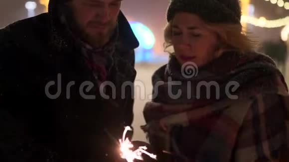 恋爱中的夫妻玩得很开心手里拿着火花亲吻平安夜新年情人节生日派对视频的预览图