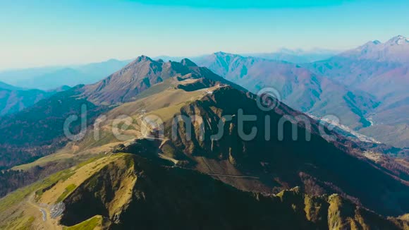 大型岩石山脉有山峰和低谷在晴朗的晴天和良好的天气鸟瞰视频的预览图