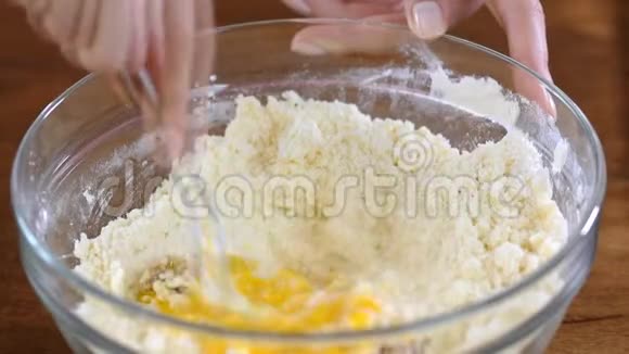 曲奇面团的原料在玻璃碗中混合鸡蛋糖黄油和面粉视频的预览图