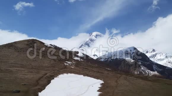 白雪覆盖的喀斯别克山的山峰在云层中视频的预览图