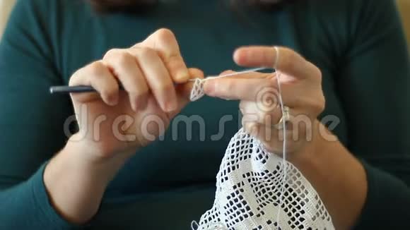 手工制作的传统针织女人用缝纫针做帆布图案缝线盖上螺纹视频的预览图