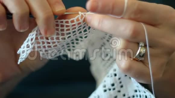 手工制作的传统针织女人用缝纫针做帆布图案缝线盖上螺纹视频的预览图