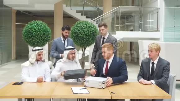 国际商业伙伴在办公室签署新文件的会议视频的预览图