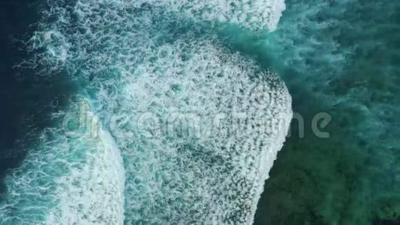 令人惊奇的是平静的波浪翻滚形成白色的泡沫视频的预览图