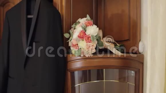 木制衣柜上漂亮的婚礼花束有粉红色白色的花视频的预览图