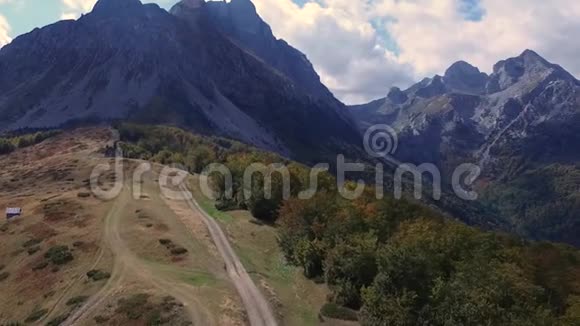 空中飞行在山间小径和高山森林上空视频的预览图