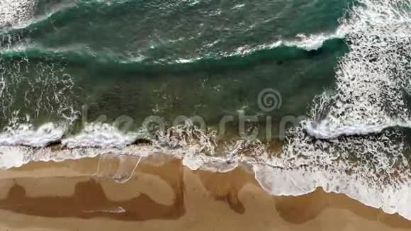 海浪拍打运动飞越深蓝色海面科学4k视频的预览图