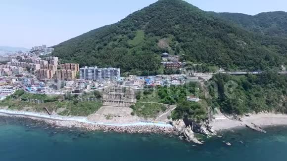 韩国釜山延道惠尼乌尔白滩文化村鸟瞰图视频的预览图