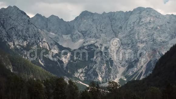 阿尔卑斯山山脉的风景如画视频的预览图