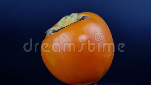 柿子在黑色背景上旋转水果食物录像视频的预览图