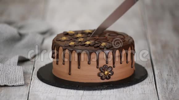 糖果手用刀切巧克力蛋糕装饰花视频的预览图