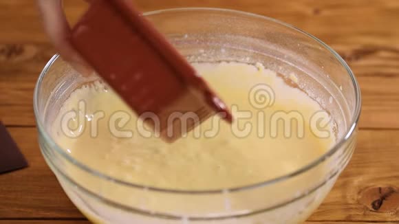 制作松饼面团的过程女性的手在面糊中加入切碎的巧克力和榛子视频的预览图