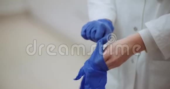 带上手套的女医生视频的预览图