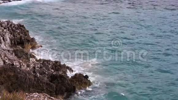 强震的海浪冲击岩石海岸坏天气报告西伦托视频的预览图