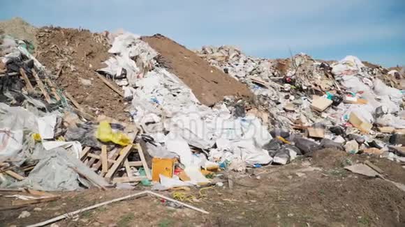 大堆垃圾空瓶子塑料放在垃圾场生态灾难环境污染视频的预览图