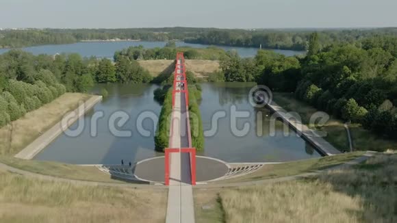 奥伊斯河上一座红色拱门概念桥的空中拍摄视频的预览图
