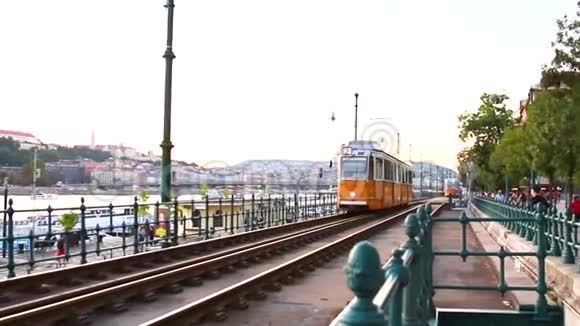 匈牙利布达佩斯2019年9月19日旧黄色有轨电车沿着布达佩斯的一条街道行驶它的历史中心视频的预览图
