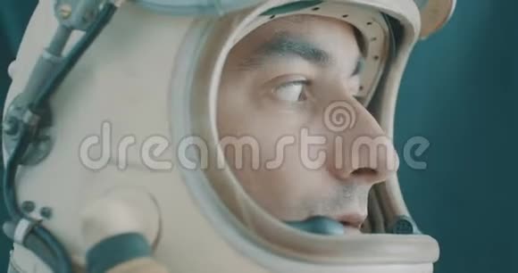 敏锐的宇航员肖像视频的预览图
