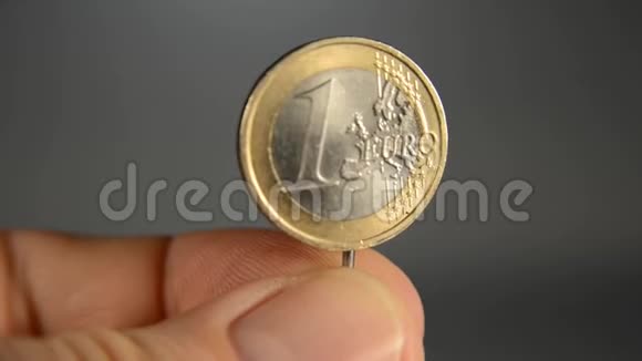 在手指间旋转一枚欧元硬币视频的预览图