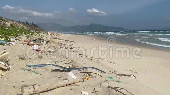 海滩上的垃圾环境污染视频的预览图