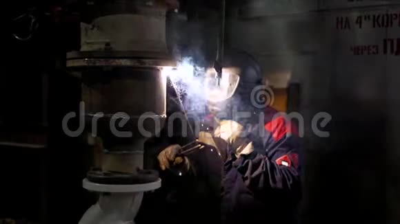 这个人正在工厂里焊接视频的预览图