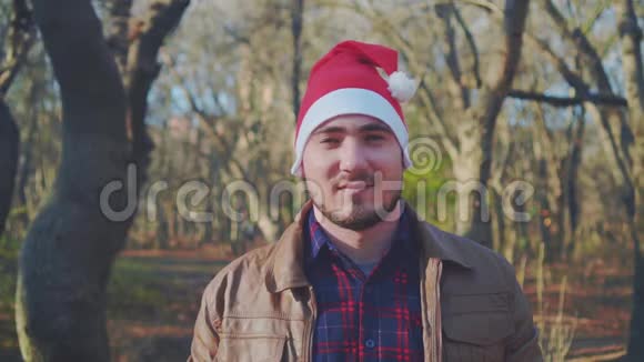 圣诞节和新年假期的结束一个人摘下他的圣诞老人帽子视频的预览图