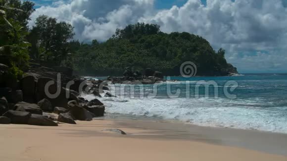 塞舌尔马河岛海浪和花岗岩岩石视频的预览图