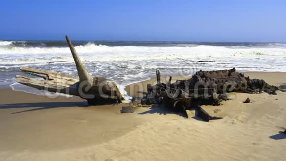 在非洲纳米比亚的骷髅海岸国家公园沉船视频的预览图