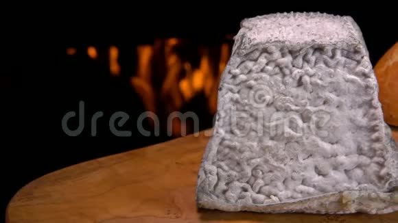 金字塔Valencay奶酪放在面包旁边的木板上视频的预览图