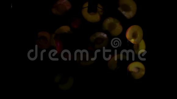 桃瓣在黑色的背景上随着溅出的水弹跳视频的预览图