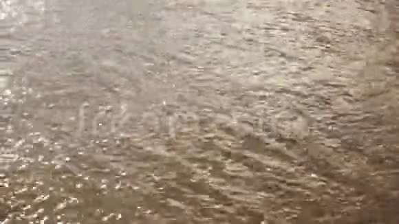水的快速流动视频的预览图