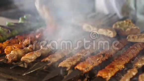 烤制土耳其式阿达纳烤串土耳其人的快乐视频的预览图