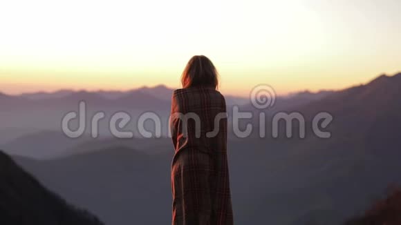 格子花呢年轻迷人的女孩子的后景欣赏山野风景视频的预览图