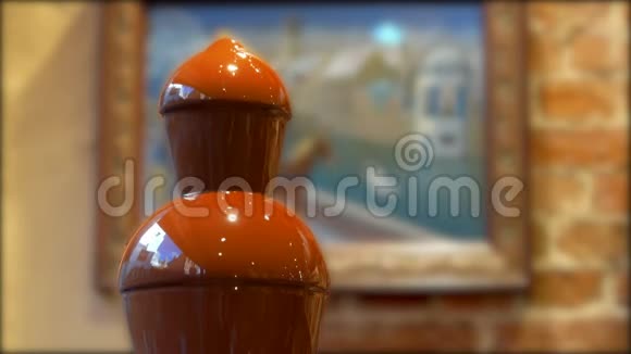 商店橱窗里的巧克力喷泉全景视频的预览图